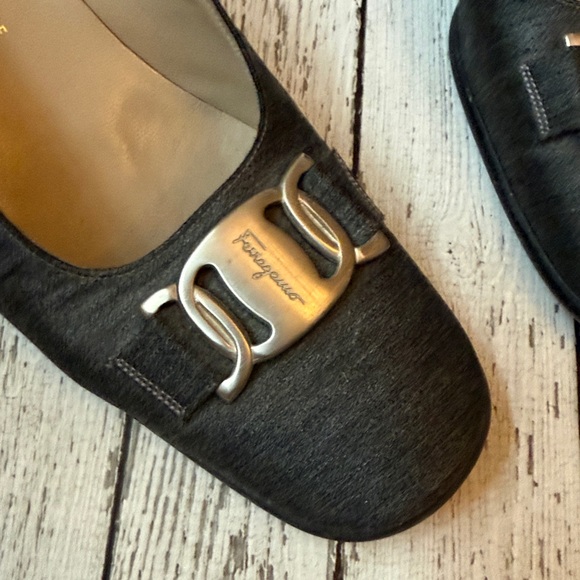 Salvatore Ferragamo Gray Heels with Sophisticated Design size 9 - Picture 4 of 9